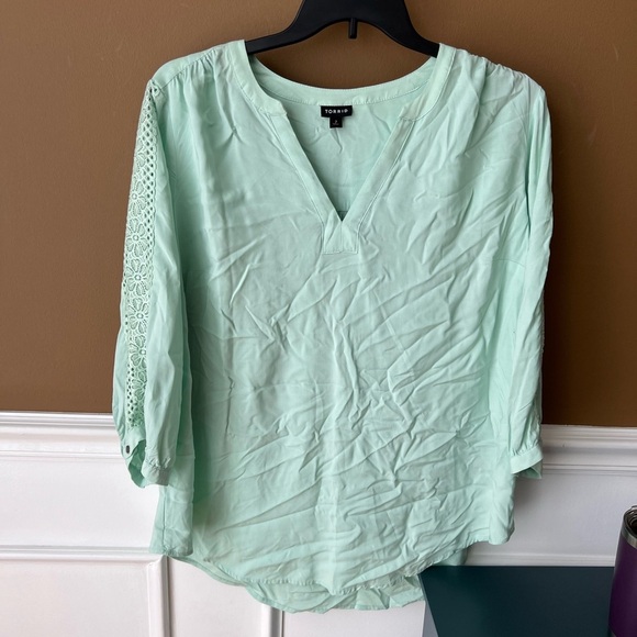 Torrid Mint Green Challis V-Neck Blouse with Embroidered Sleeves Size 2X - Picture 4 of 9